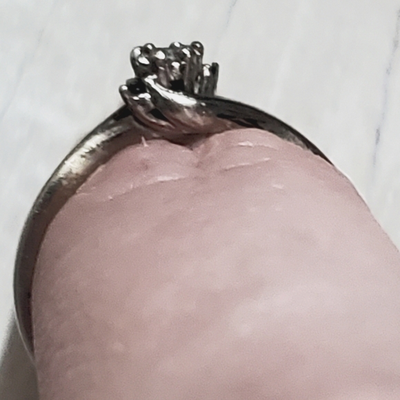 Floral Style Ring - Picture 2 of 4